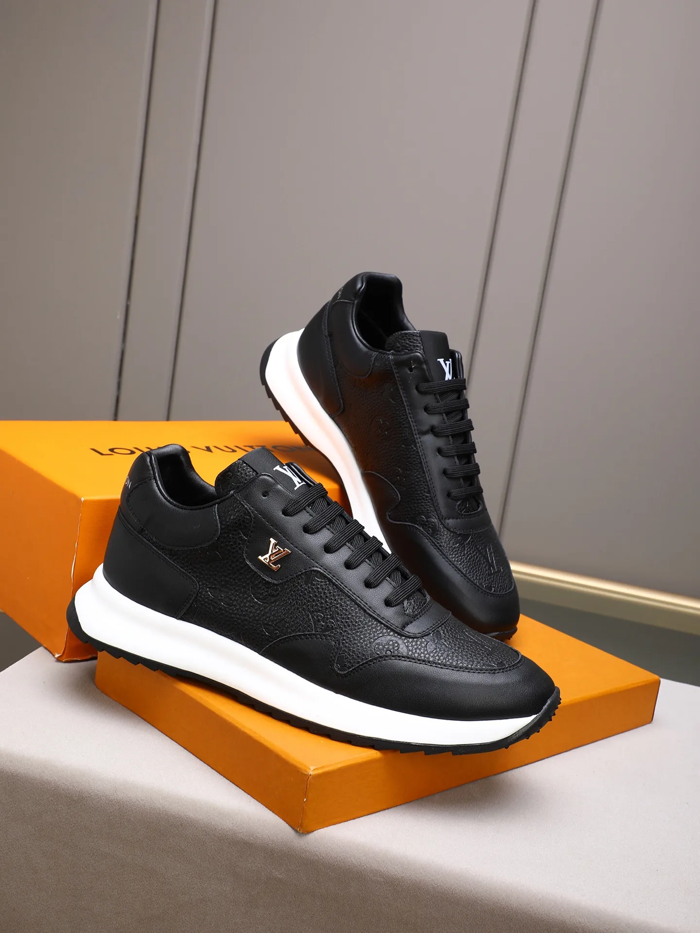 Men's shoes 💰460 [LV] Imported calfskin embossed, breathable first-layer sheep lining ✊✊Fashionable, crisp, stylish, more eye-catching and more classy. It will subvert the old idea and be a must-have for fashionistas who want to spend time with you! Must keep it for yourself! High and comfortable but low, high-end quality workmanship. 38-44 (45 customized)